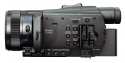Videokamera Sony FDR-AX700 s otevřeným LCD zboku