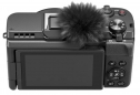 Canon PowerShot V1 s nasazenou kožešinkou proti větru
